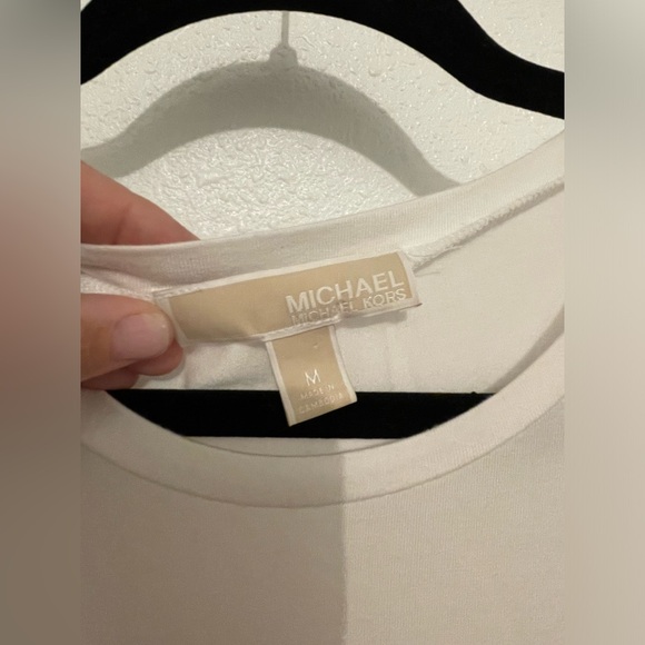 Michael Kors Women's M White Sleeveless Shell Top Blouse Gold Tone MK Logo - Picture 3 of 6